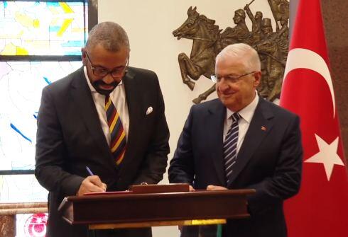 Министр обороны Турции встретился с главой МИД Великобритании