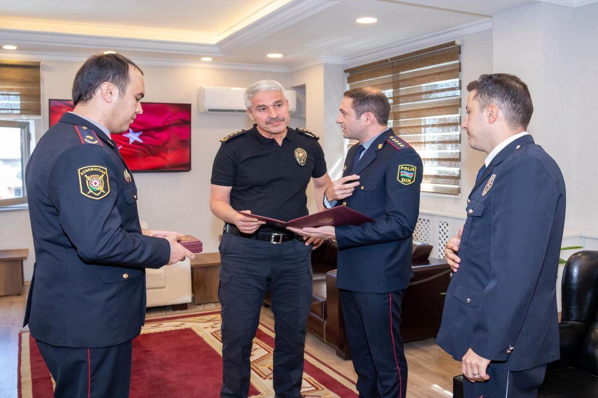 Вилаят Эйвазов наградил турецкого полицейского