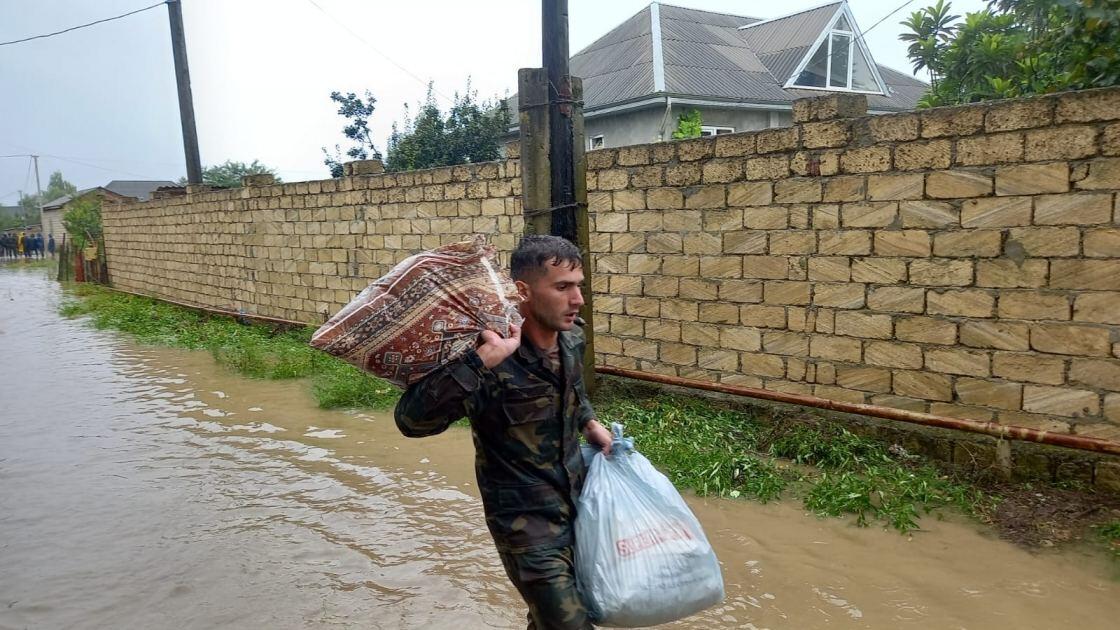 На затопленных из-за ливней территорий в Астаре и Лянкяране прошла эвакуация