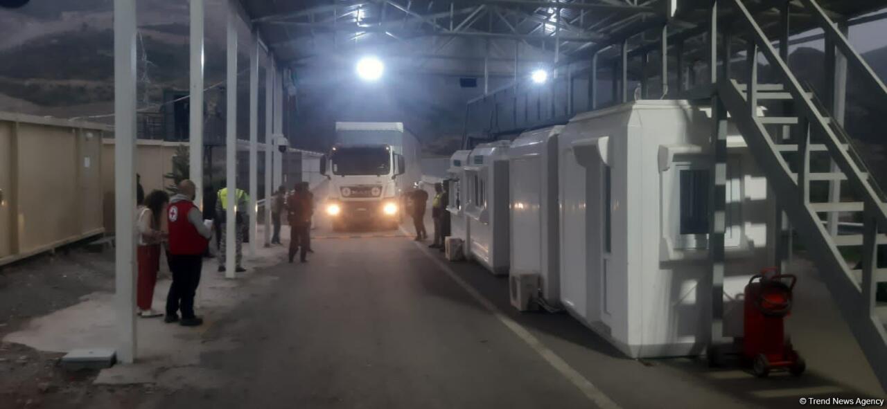 Грузовик Красного Креста с продовольственным грузом досмотрен на ППП "Лачин" и едет в Ханкенди