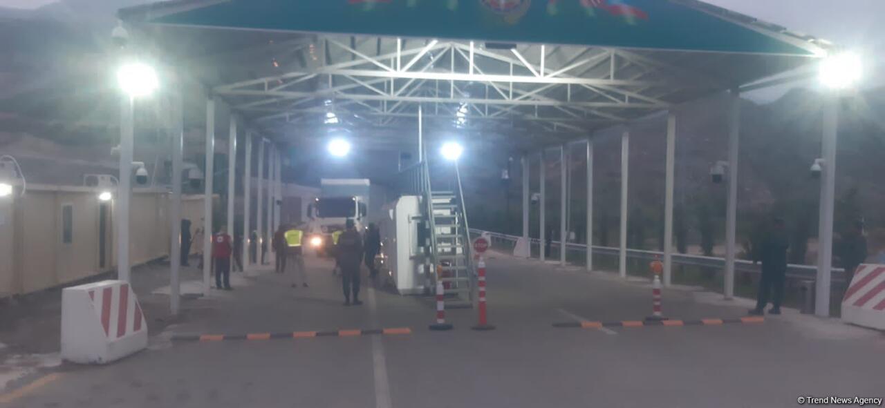 Грузовик Красного Креста с продовольственным грузом досмотрен на ППП "Лачин" и едет в Ханкенди