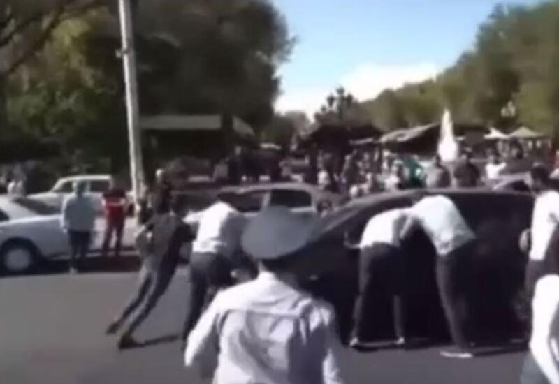 Naməlum şəxs maşını etirazçıların üstünə sürüb