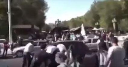 Naməlum şəxs maşını etirazçıların üstünə sürüb