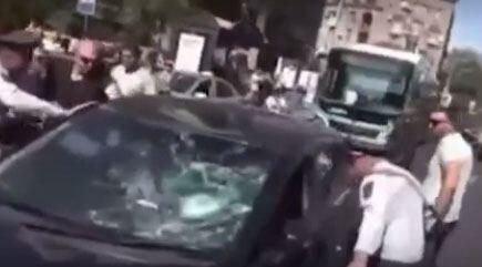 Naməlum şəxs maşını etirazçıların üstünə sürüb