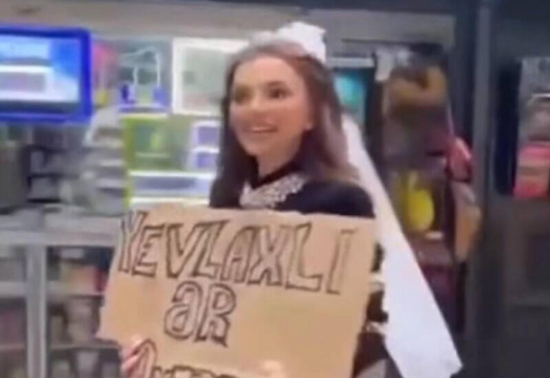 “Yevlaxlı ər axtarıram” yazıb, küçələrə düşdü