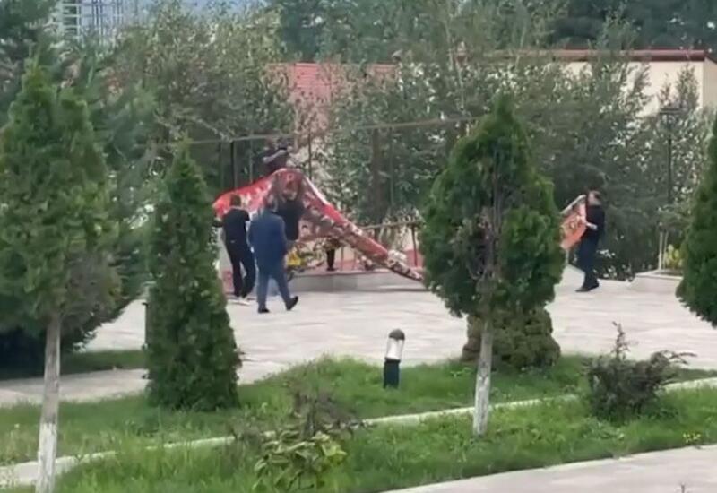 В Ханкенди демонтируют стенд с фотографиями армянских террористов