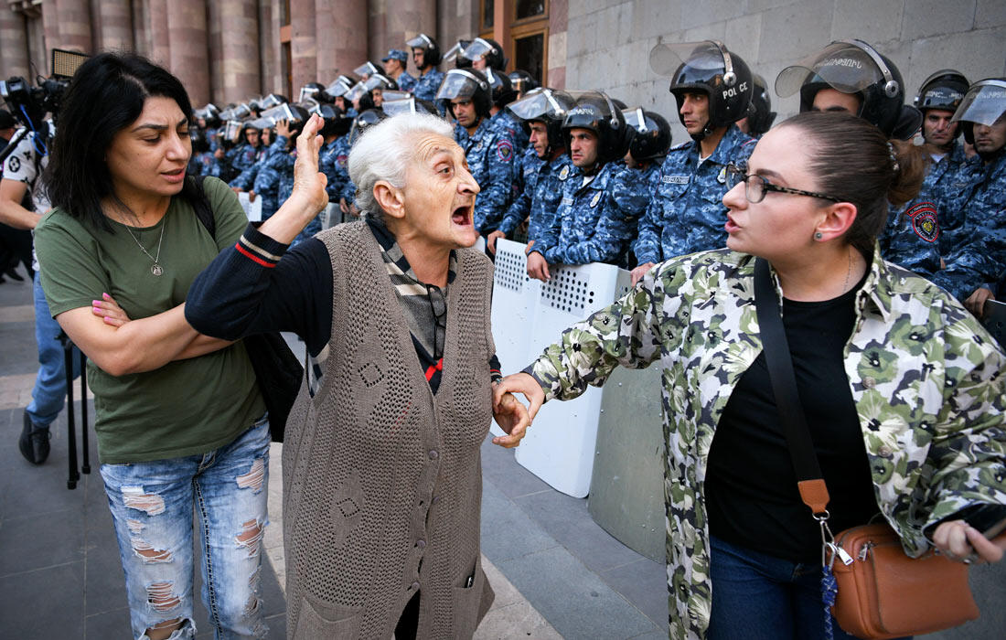 Армянская полиция задержала более 300 человек за время протестов