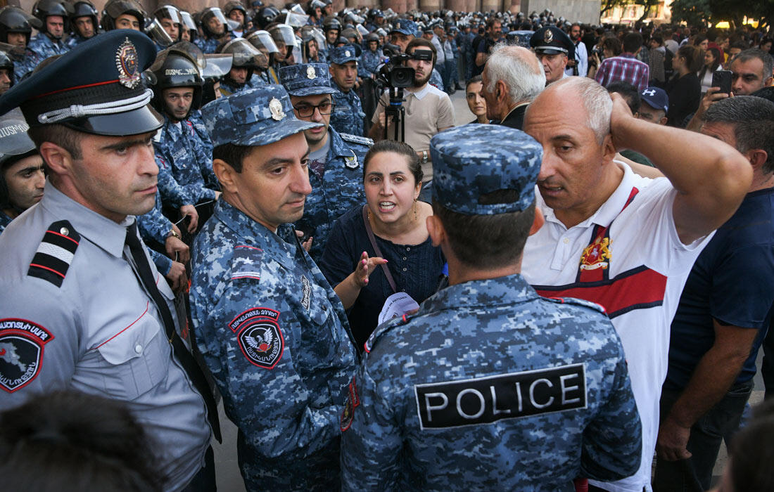 Армянская полиция задержала более 300 человек за время протестов
