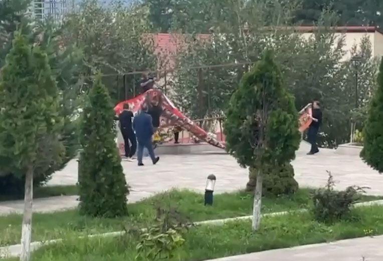 В Ханкенди демонтируют стенд с фотографиями армянских террористов