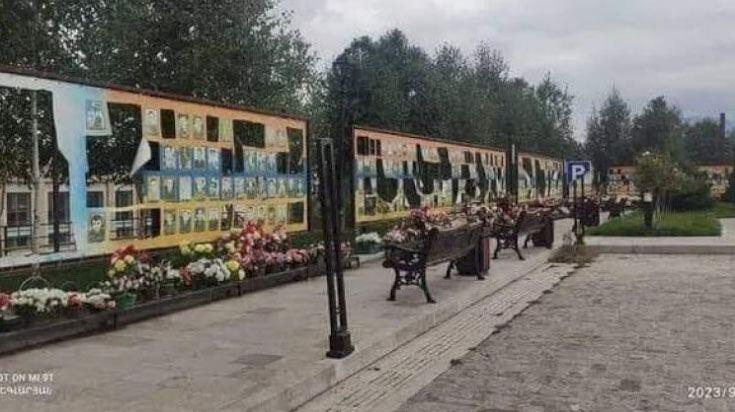 В Ханкенди демонтируют стенд с фотографиями армянских террористов
