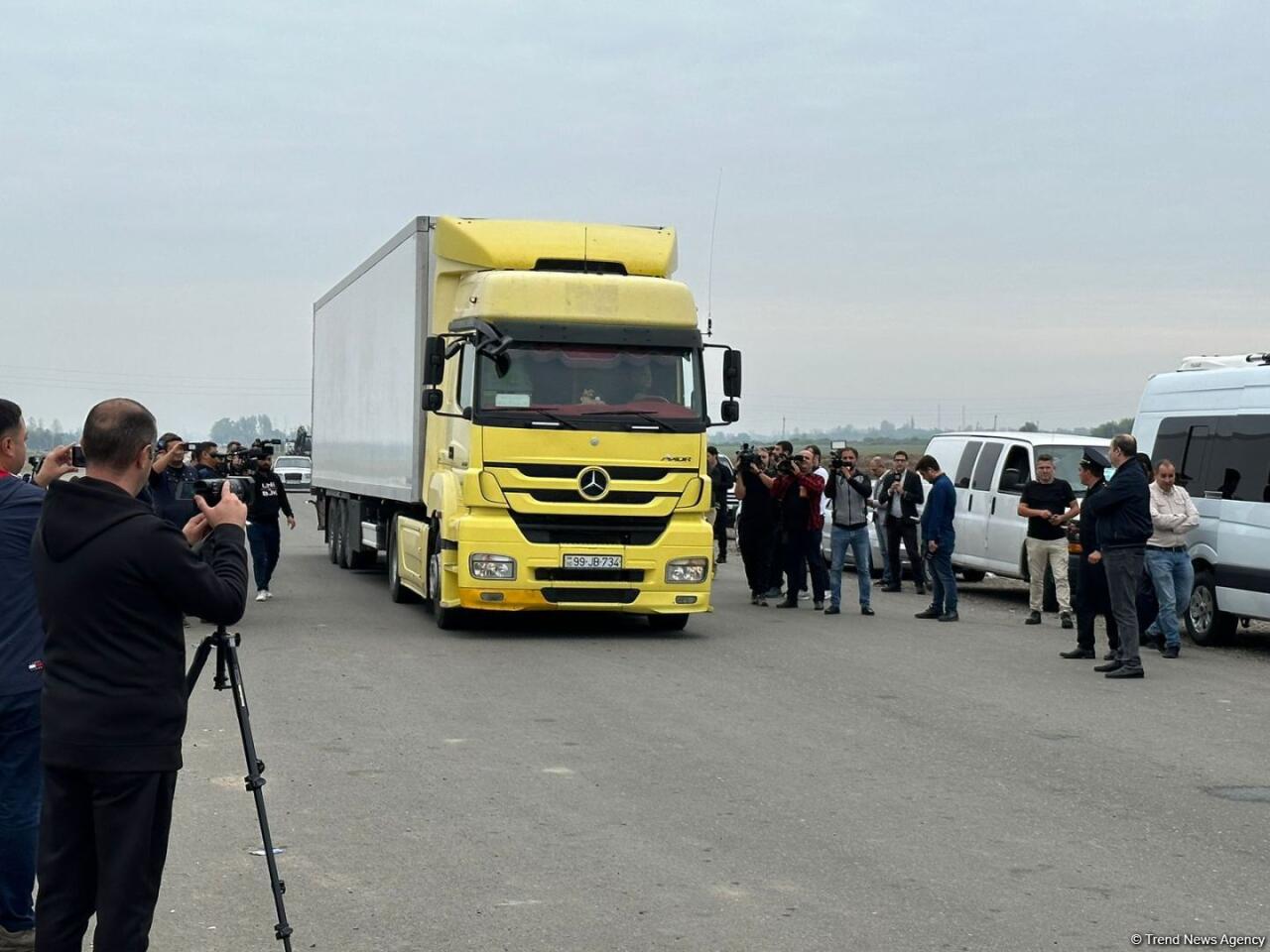 МЧС Азербайджана направило продовольственный груз для армянских жителей Карабаха