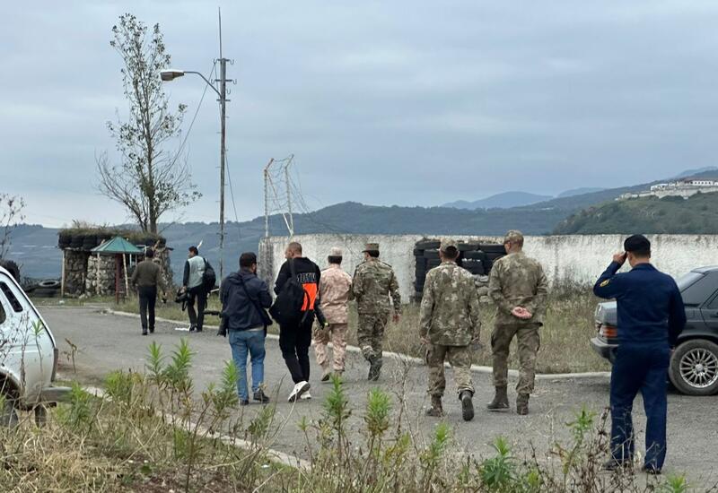 9 hərbi attaşe və 2 beynəlxalq təşkilatın nümayəndələri Şuşa şəhəri yaxınlığında separatçılardan təmizlənmiş keçmiş döyüş məntəqəsində olublar