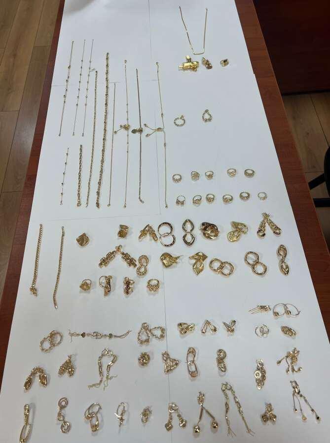 İstanbuldan Bakıya yarım kiloyadək qızıl-zinət əşyaları keçirmək istədilər