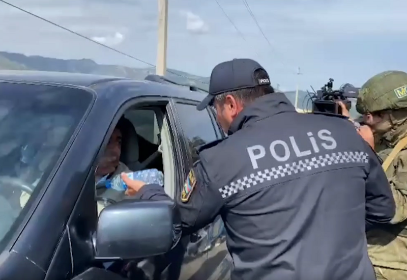 Полиция Азербайджана раздала воду армянским жителям Карабаха, оказавшимся в пробке