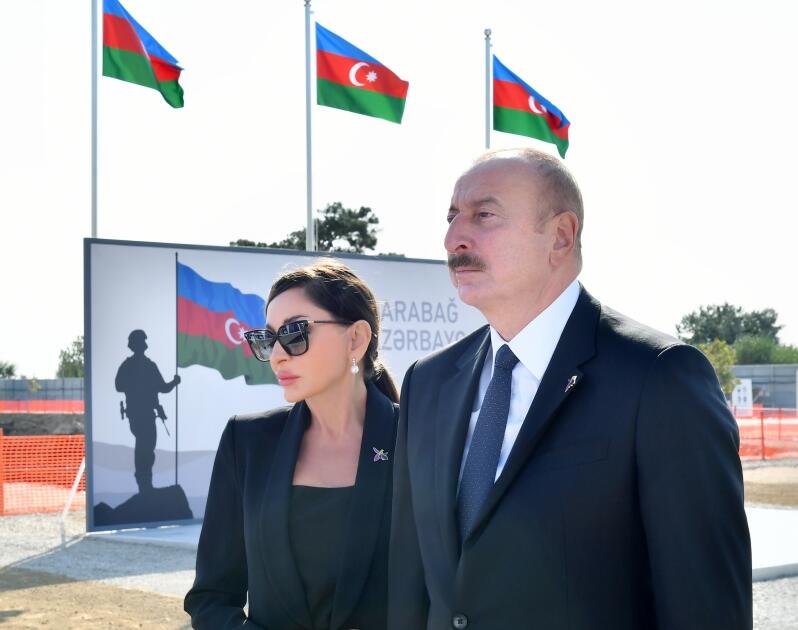 Президент Ильхам Алиев и Первая леди Мехрибан Алиева посетили в Баку строящийся Парк Победы
