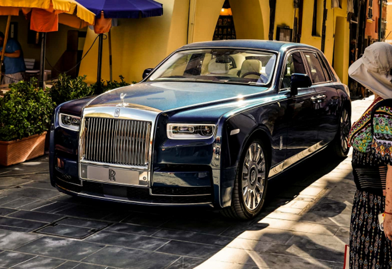 Rolls-Royce представил уникальную специальную версию Phantom