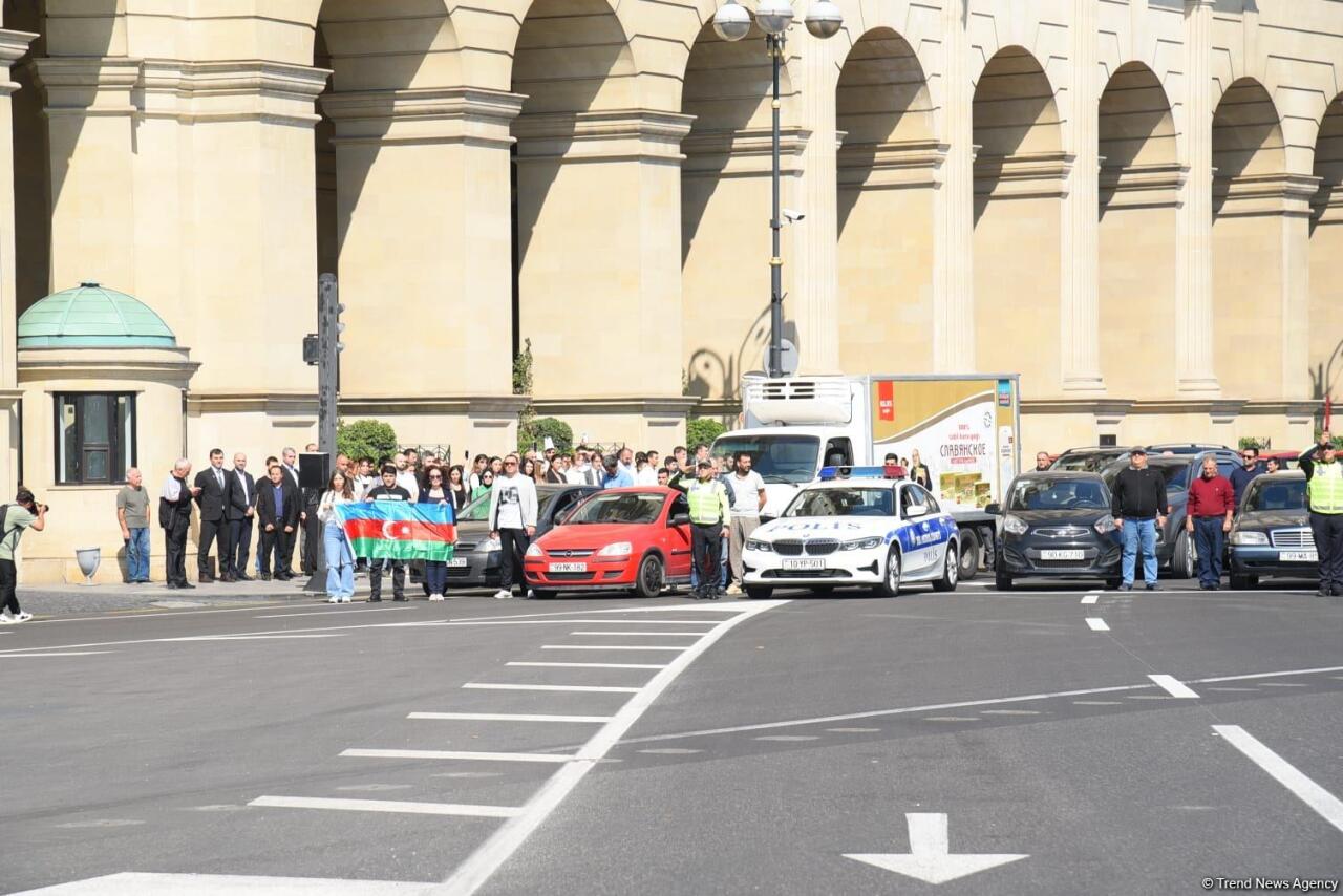 В Азербайджане минутой молчания почтили память героев Отечественной войны