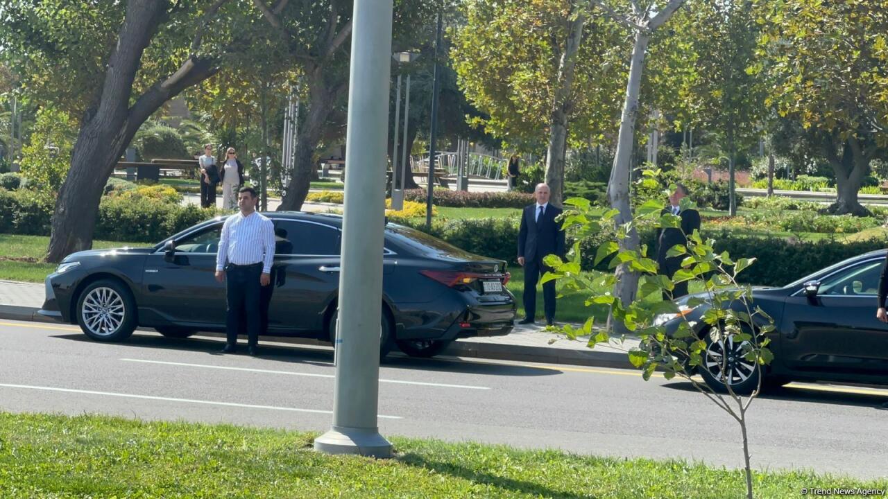 В Азербайджане минутой молчания почтили память героев Отечественной войны