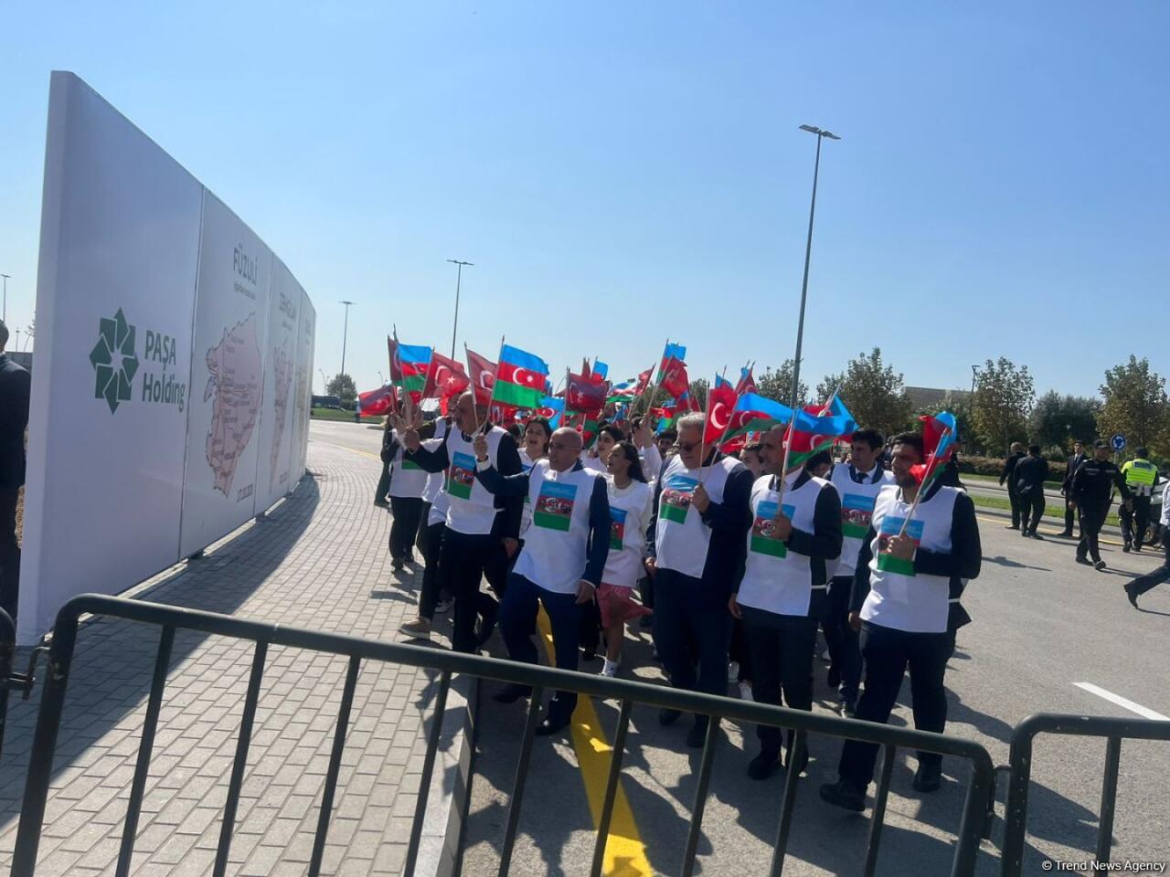 Депутаты парламента и другие официальные лица Азербайджана посетили в Баку строящийся Парк Победы