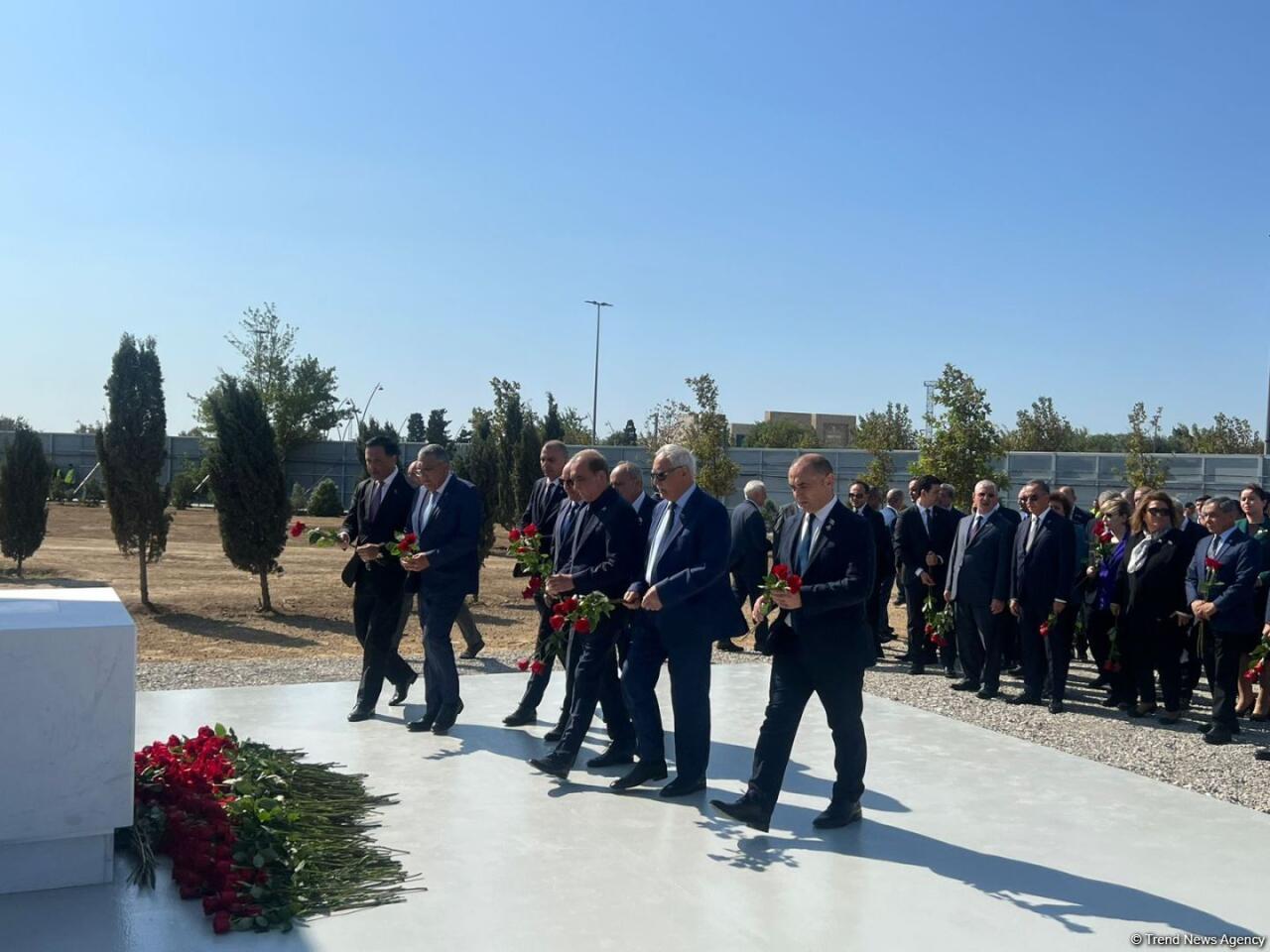 Депутаты парламента и другие официальные лица Азербайджана посетили в Баку строящийся Парк Победы