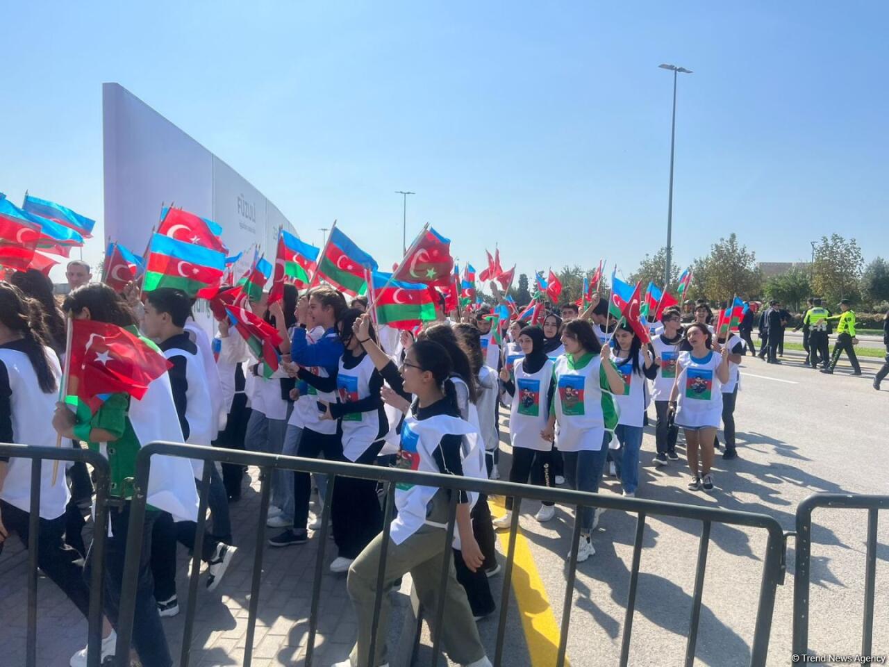 Депутаты парламента и другие официальные лица Азербайджана посетили в Баку строящийся Парк Победы