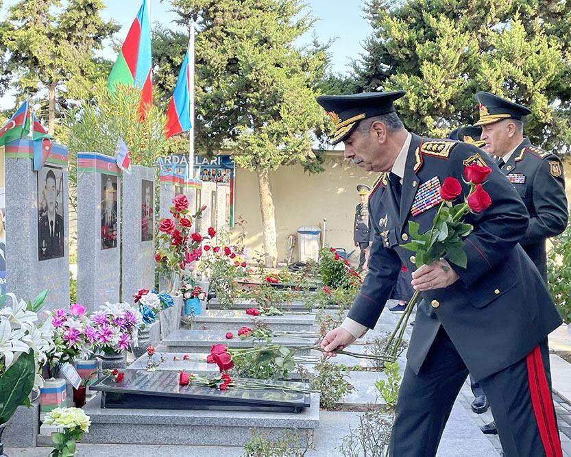Руководящий состав минобороны Азербайджана посетил Вторую Аллею шехидов в День памяти