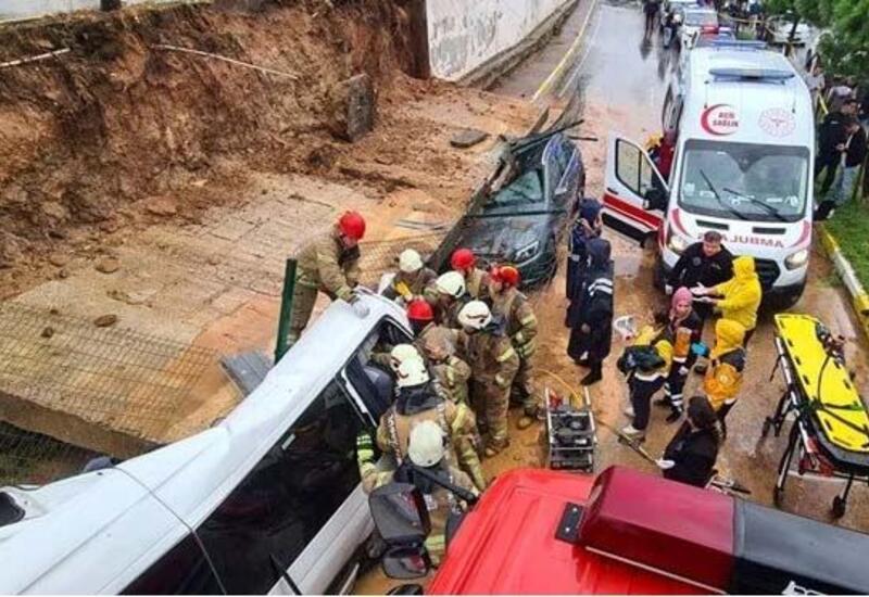 Türkiyədə divar avtomobillərin üzərinə uçdu