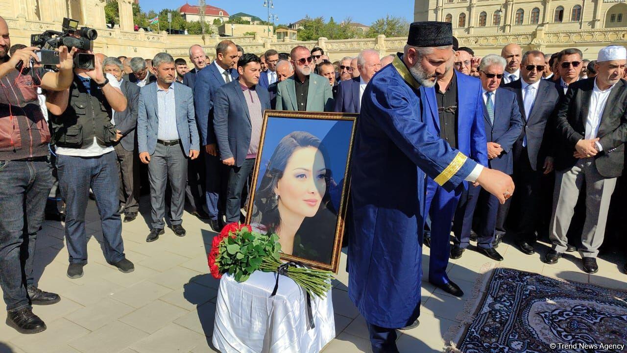 Завершилась церемония прощания с Ганирой Пашаевой