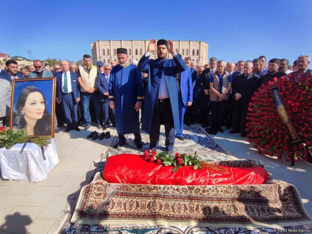 Завершилась церемония прощания с Ганирой Пашаевой