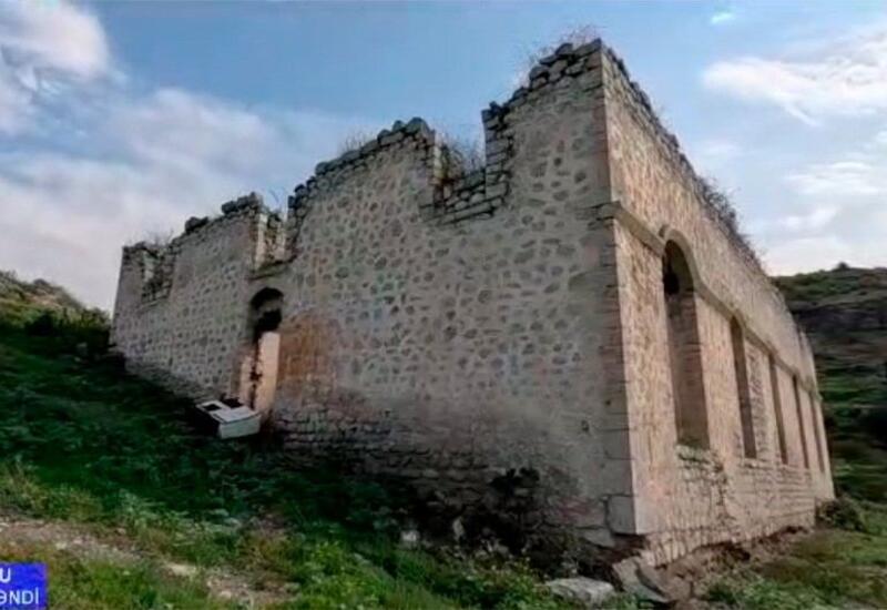 Ermənilərin Şuşanın Malıbəyli kəndindəki qədim məscidi təhqir etdikləri üzə çıxıb