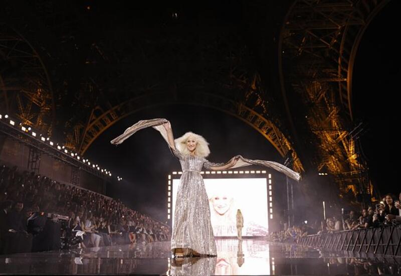 Легенда британского кинематографа появилась на подиуме в Париже