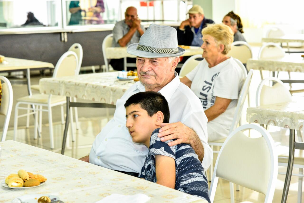 Ahıllar və kimsəsiz uşaqlar bir yerdə