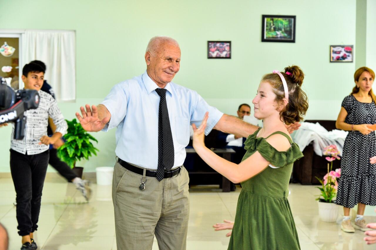 Ahıllar və kimsəsiz uşaqlar bir yerdə