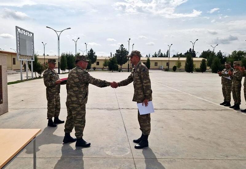 Азербайджанские военнослужащие, завершившие службу, уволены в запас