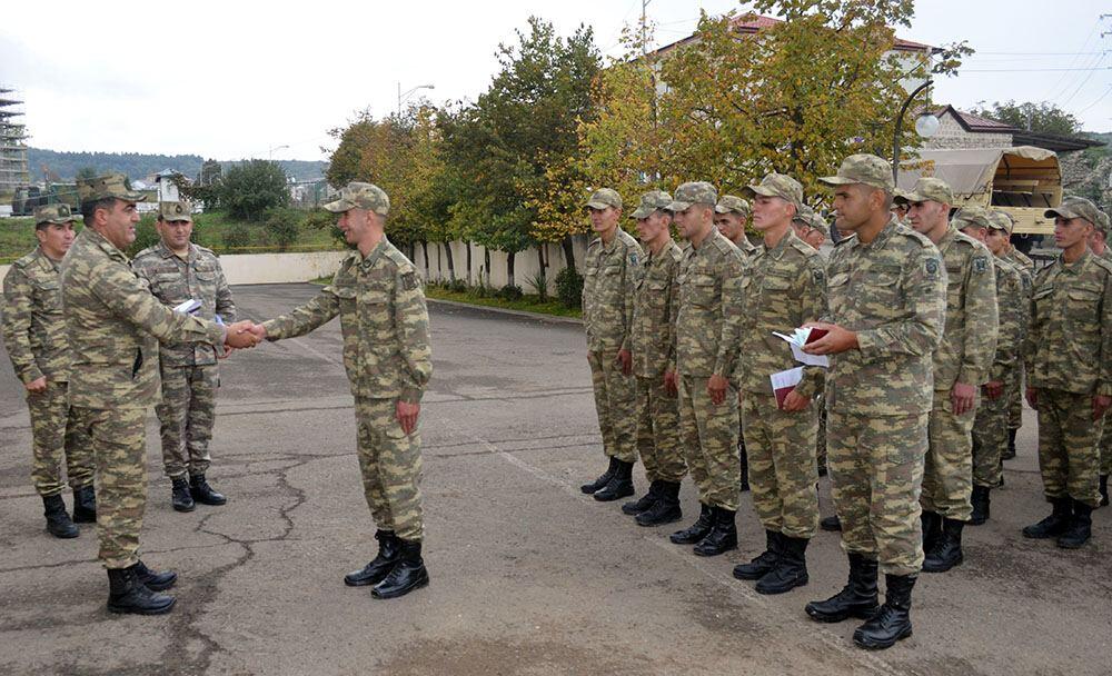 Азербайджанские военнослужащие, завершившие службу, уволены в запас