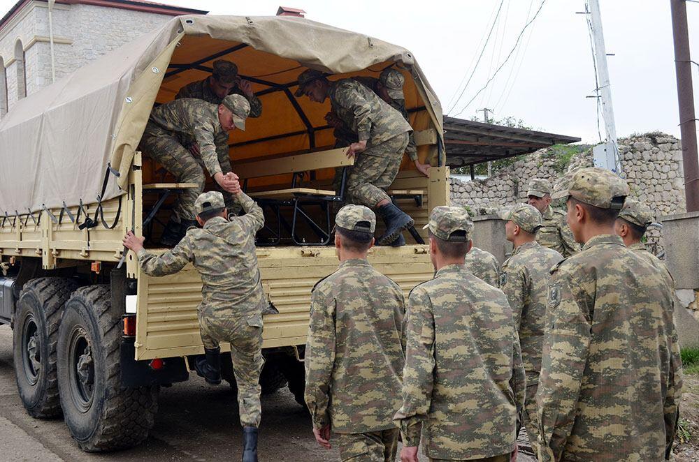 Азербайджанские военнослужащие, завершившие службу, уволены в запас