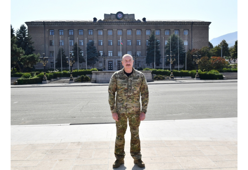 Президент Ильхам Алиев поднял Государственный флаг Азербайджана в городе Ханкенди и выступил с речью