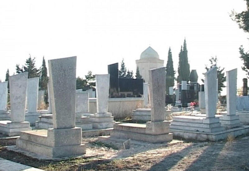 Babasının qəbrində görün nə gizlədib