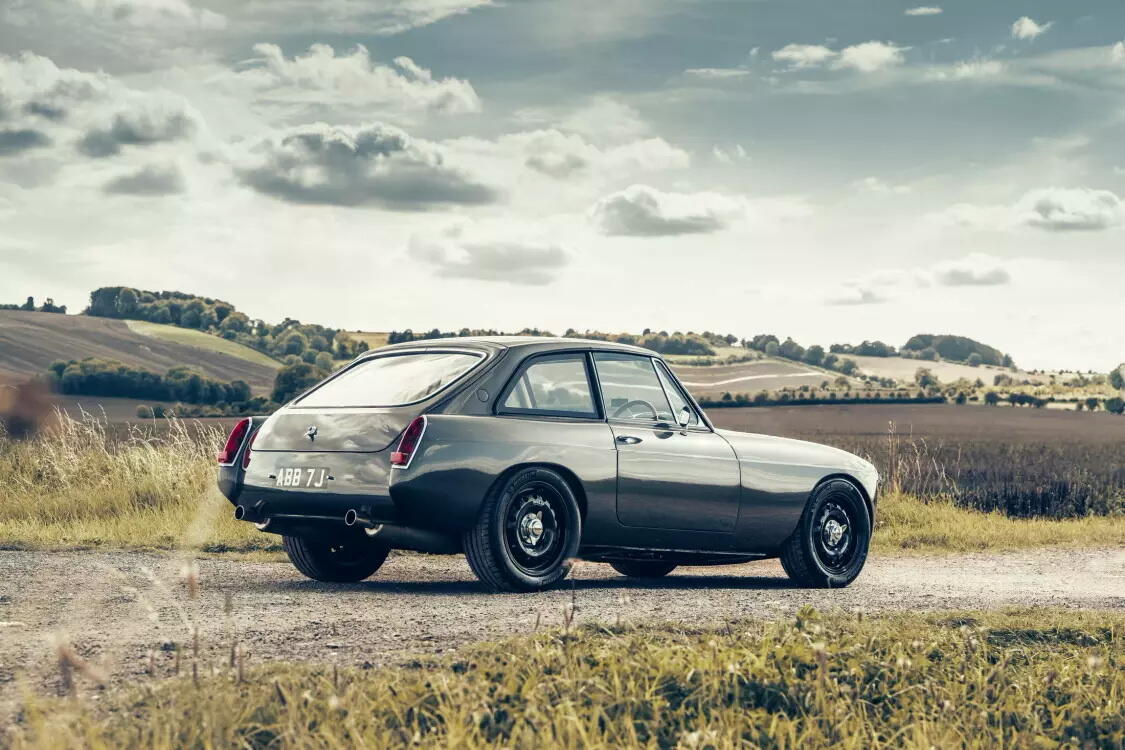 Классический спорткар MG MGB превратили в электрический рестомод
