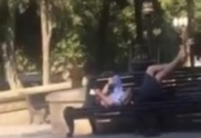 Bakıda skamyada çılpaq yatan şəxs
