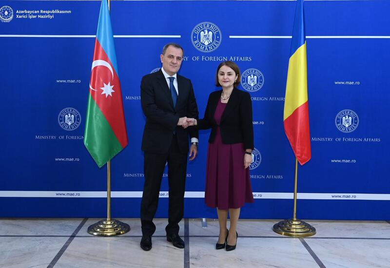 Проходит встреча Джейхуна Байрамова с Луминицы Одобеску