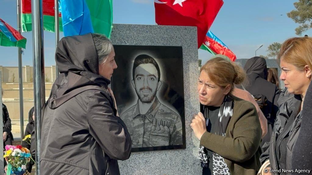 Xalq şəhidlərini ziyarət edir - İkinci Şəhidlər xiyabanından