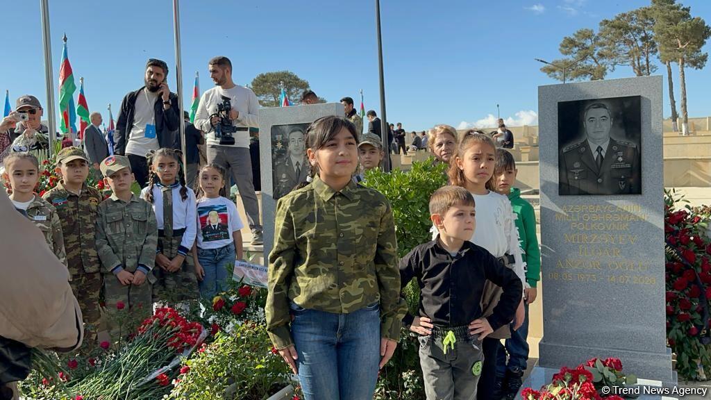 Xalq şəhidlərini ziyarət edir - İkinci Şəhidlər xiyabanından