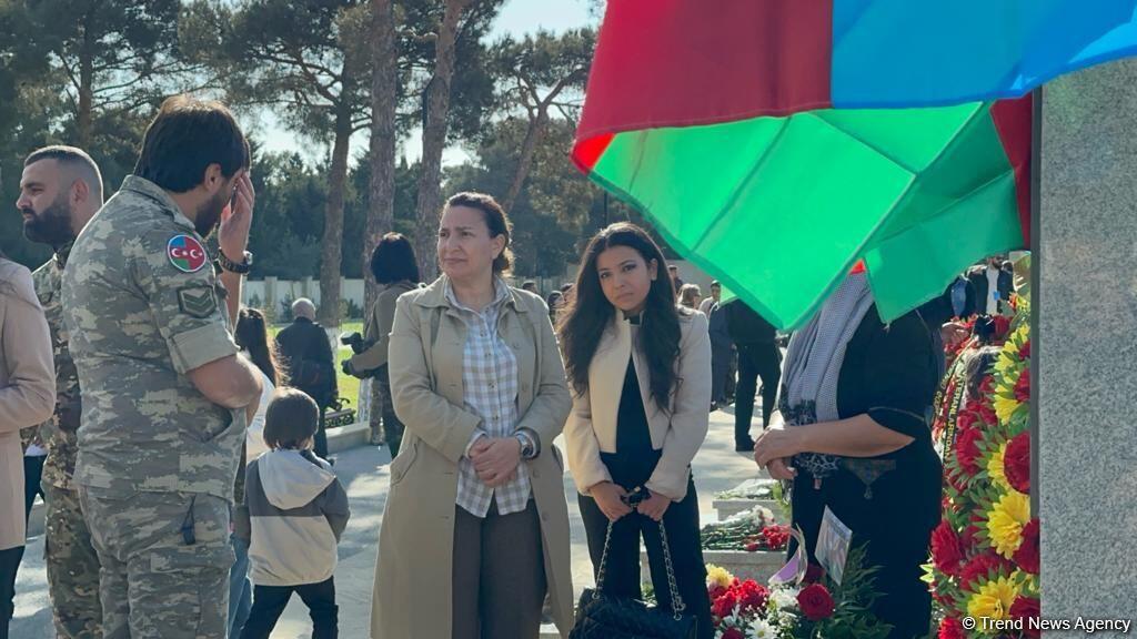Xalq şəhidlərini ziyarət edir - İkinci Şəhidlər xiyabanından