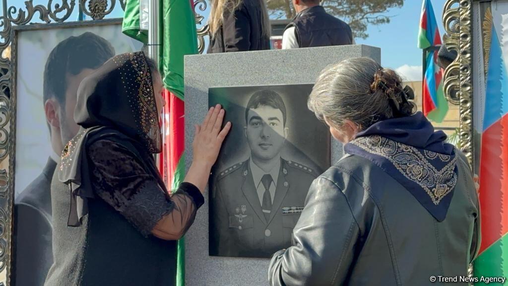 Xalq şəhidlərini ziyarət edir - İkinci Şəhidlər xiyabanından