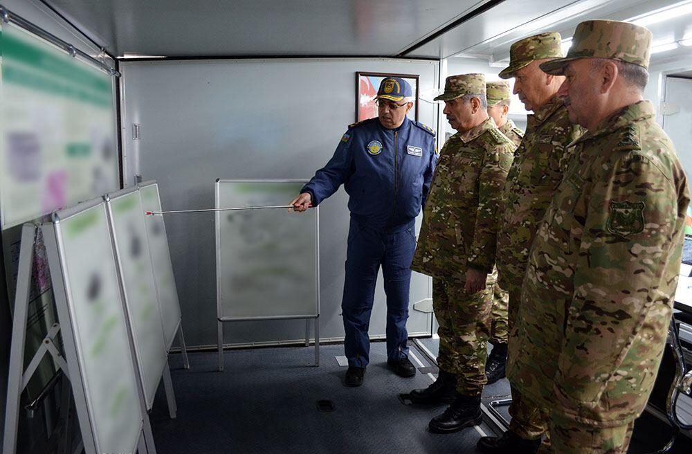 Müdafiə naziri təlim poliqonuna getdi, döyüş atışlarını izlədi