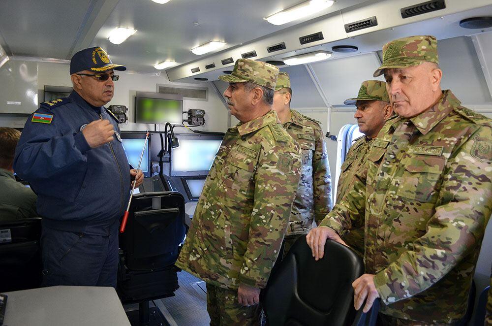 Müdafiə naziri təlim poliqonuna getdi, döyüş atışlarını izlədi