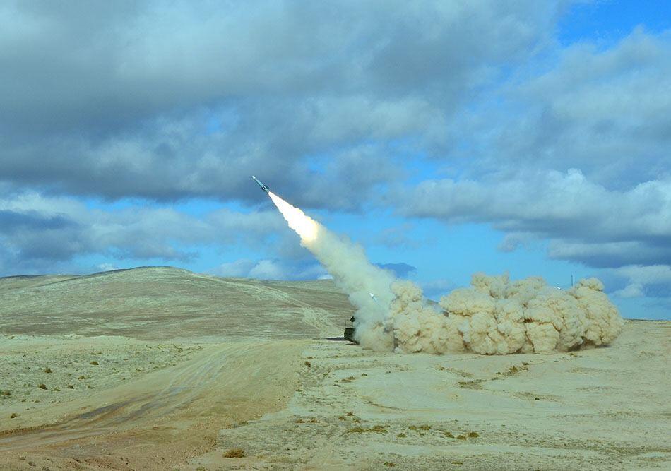 Müdafiə naziri təlim poliqonuna getdi, döyüş atışlarını izlədi