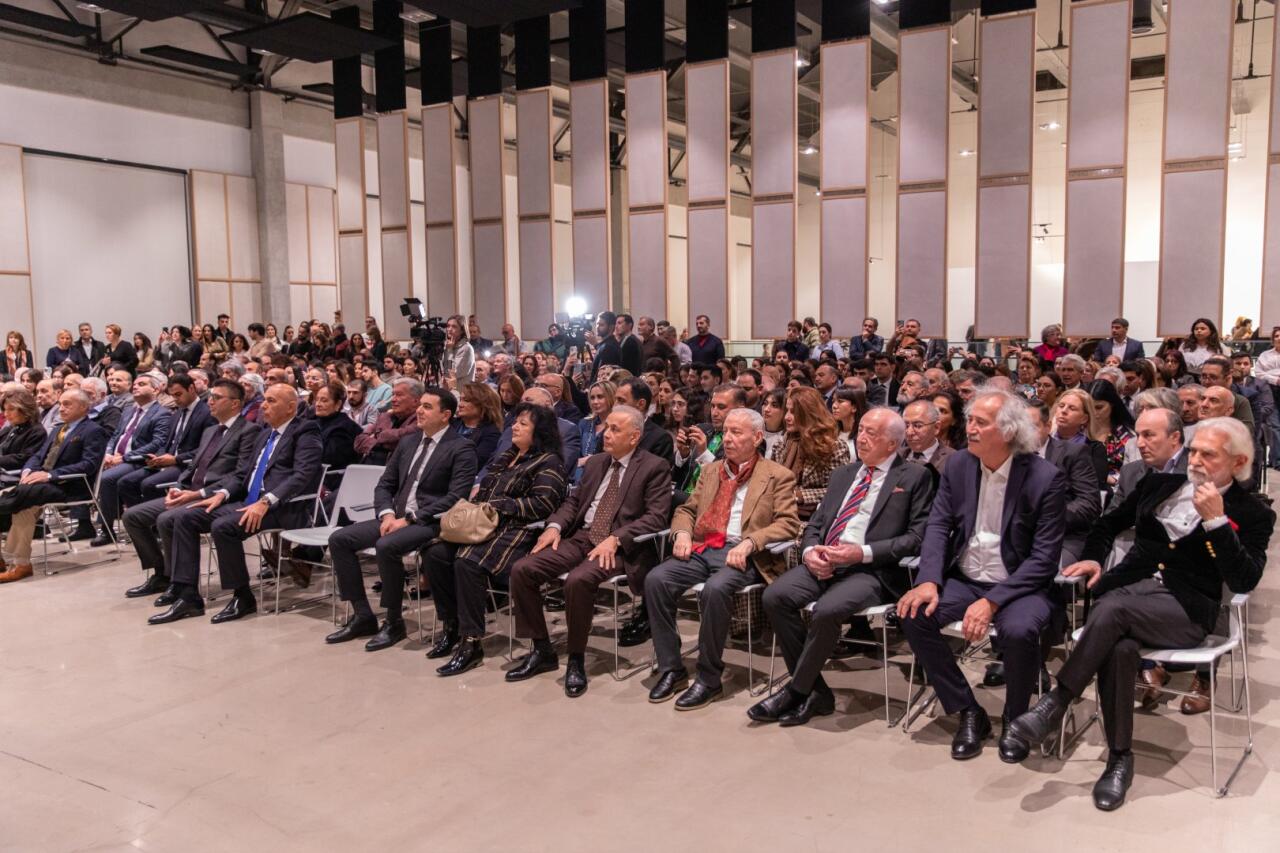 YARAT организовал выставку народного художника Фархада Халилова "Между небом и землей"