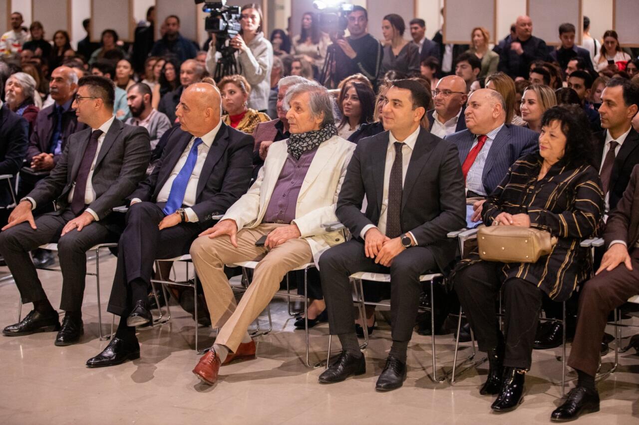 YARAT организовал выставку народного художника Фархада Халилова "Между небом и землей"
